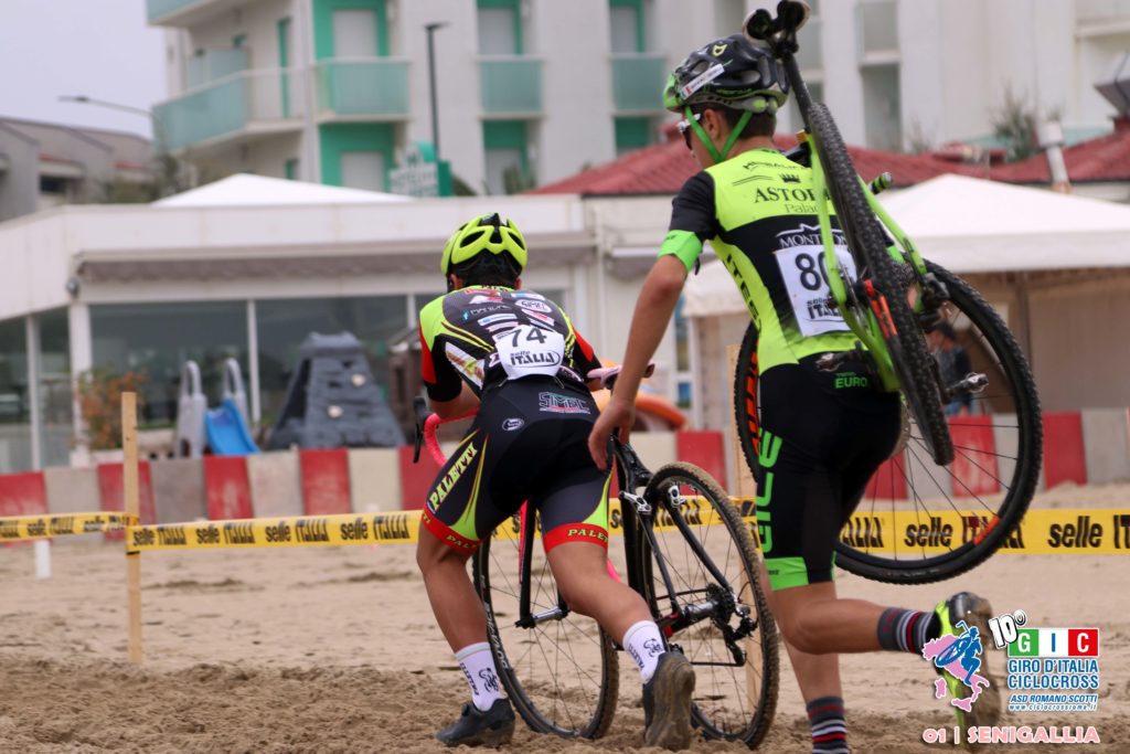 Bici in spalla sulla sabbia di Senigallia