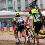 Bici in spalla sulla sabbia di Senigallia