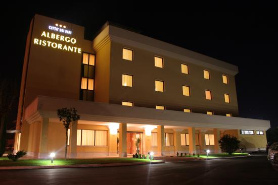 l'albergo ristorante Città dei Papi di notte