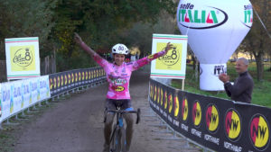 Sara Casasola saldamente in maglia rosa